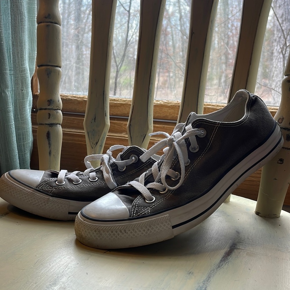 Mens size 8 Gray Converse shoe